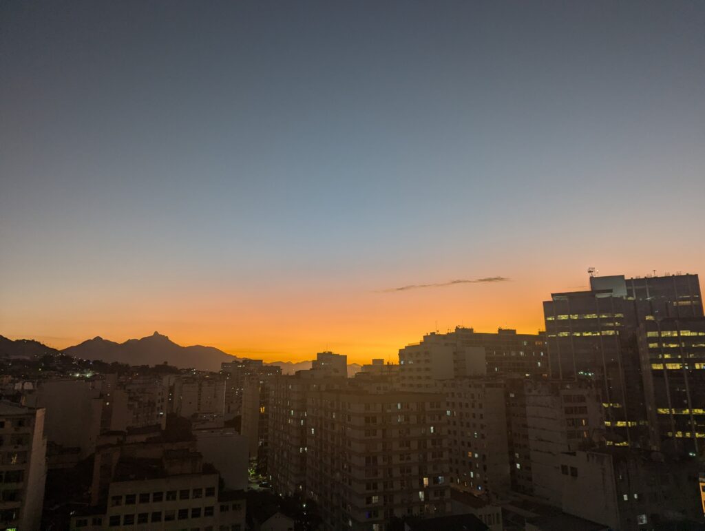 le soleil se couchant sur Rio de Janeiro, l'endroit où j'ai fui une narcissique