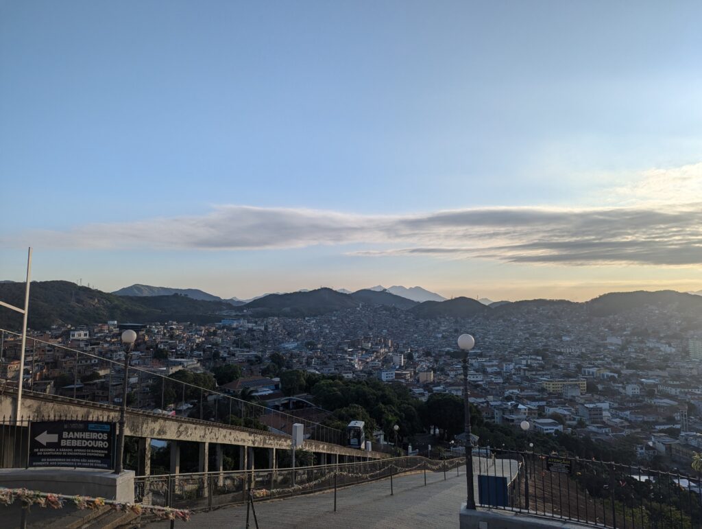 Vue de la zone nord de Rio de Janeiro, avec ses montagnes et ses favelas : l'endroit que je n'aurais pas connu si j'avais commis un suicide