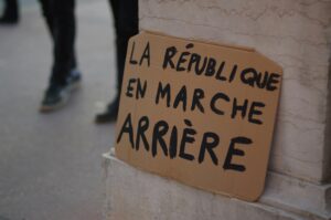 La République en marche arrière... Une réalité française.